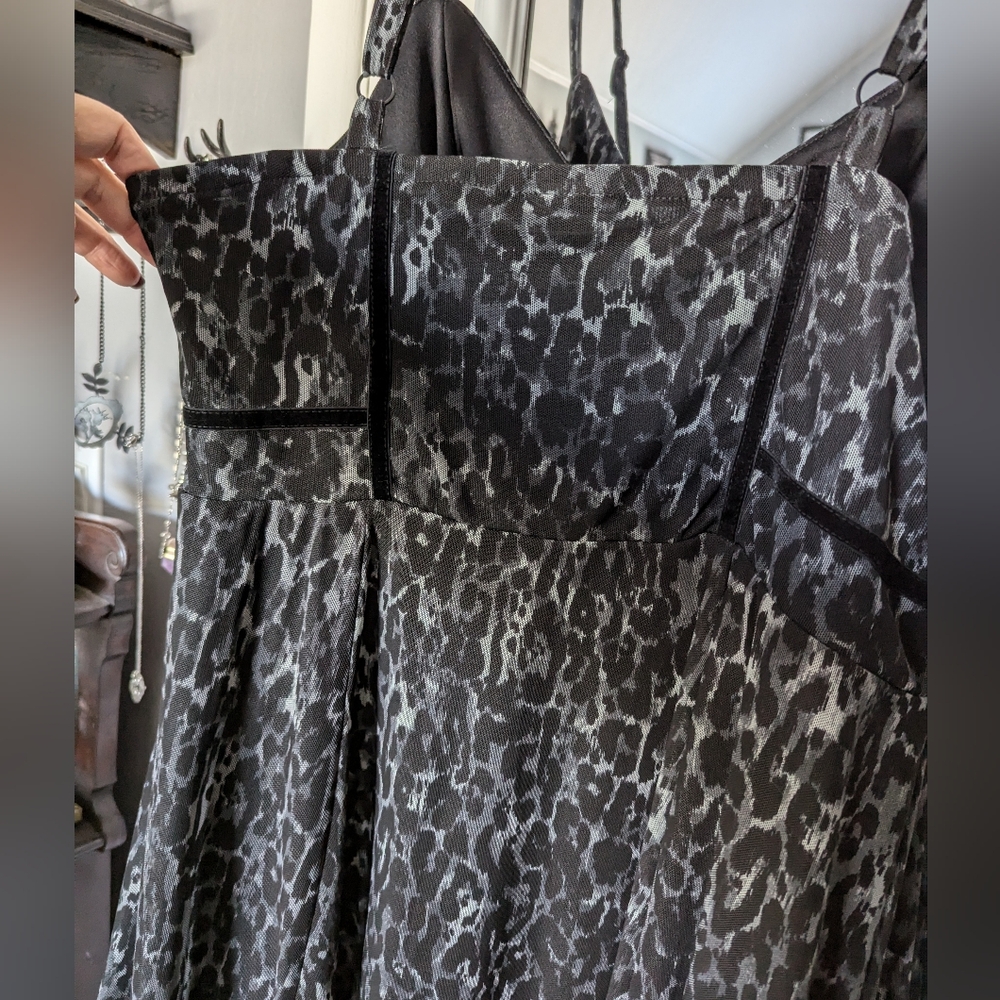 Gorgeous leopard print dress - Picture 3 of 5